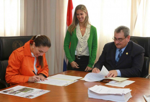 Momento en que el presidente de la Corte, doctor Antonio Fretes, y la enviada especial de las Naciones Unidas para la Justicia Ambiental, Sheila R. Abed, firman el convenio de cooperación interinstitucional.