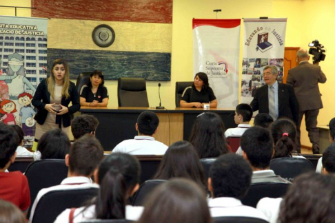 Los escolares participando de la charla con la jueza y el defensor.