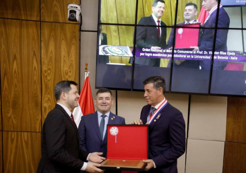 Ministro Ríos Ojeda fue distinguido con “Orden Nacional al Mérito Comuneros” en la Cámara de Diputados.