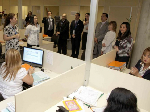 La directora del Registro Público acompañó a los visitantes durante el recorrido  