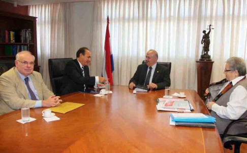 Hugo Flores Timorán, representante del BID, y el doctor Carlos Mersan analizaron proyectos para el 2012 en una audiencia con el titular de la Corte.