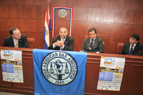 El doctor Rafael Veloz, presidente de la FIA, durante la conferencia de prensa que brindó en la sede del Palacio de Justicia de Asunción.