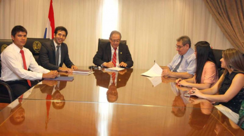 Participaron del acto el presidente de la Corte Suprema de Justicia, doctor José Raúl Torres Kirmser, el ministro Antonio Fretes y miembros del Centro de Estudiantes de la Facultad de Derecho de la Universidad Nacional de Asunción.