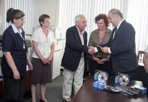 Momento en que el doctor Luís Maria Benítez Riera entrega uno de los discos a Vincent Gil de la Organización Archiveros Sin Fronteras.