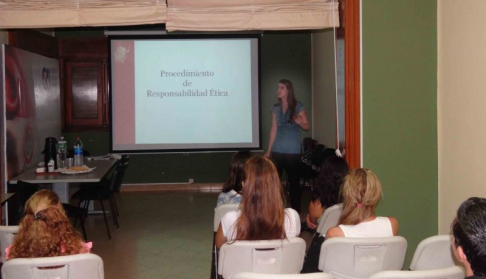 A través de la actividad, los universitarios se interiorzaron sobre el funcionamiento del sistema de justicia.