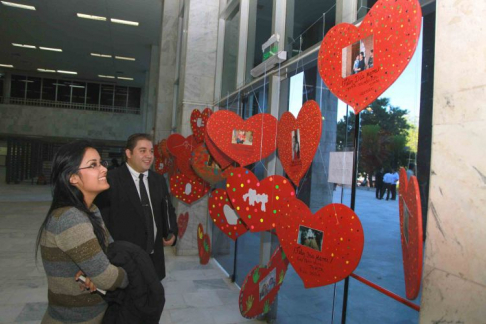 En el hall central del Palacio de Justicia se exponen trabajos de niños de la guardería en homenaje a las madres.