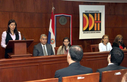 Acto de premiación a los ganadores de la Competencia Interuniversitaria de Juicios Orales, edición 2013.
