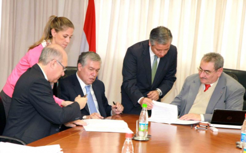 Firma del convenio entre los ministros de la Corte Suprema de Justicia y los representantes del PEC.