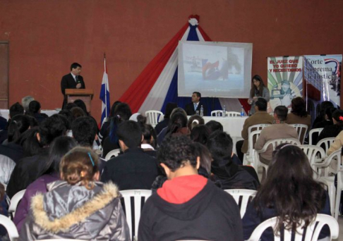 El juez Camilo Torres, explicando el contenido del Código de la Niñez a los estudiantes. 