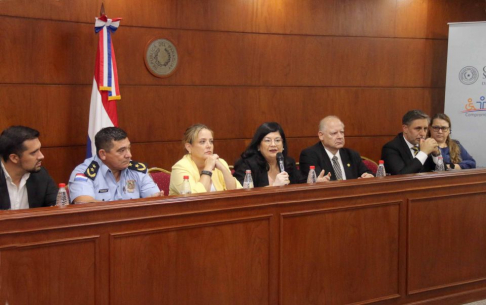 La vicepresidenta primera de la Corte Suprema de Justicia, doctora Carolina Llanes, y el ministro Luis María Benítez Riera, ambos integrantes de la Sala Penal, participaron este lunes en la apertura de una jornada de capacitación.