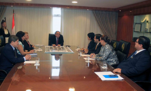 Momento de la reunión entre el titular de la Corte, Raúl Torres Kirmser, y miembros de la Asociación de Magistrados de la Justicia de Paz del Paraguay.