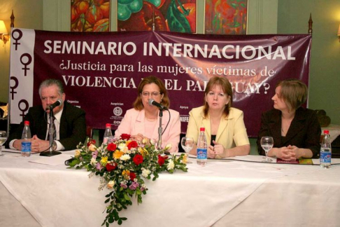 Momento en que la Presidenta de la Corte se dirige a los participantes del seminario.