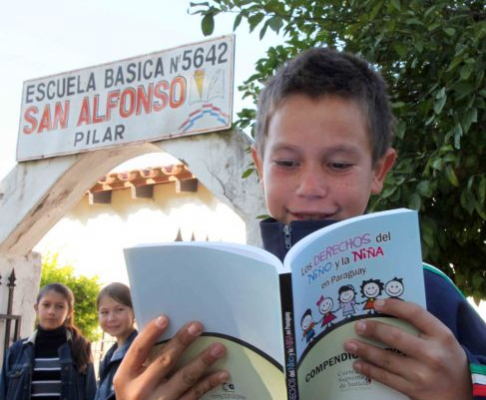 Un niño de la escuela San Alfonso de Pilar leyendo un material relacionado al programa.