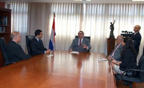 Momento de la reunión entre el titular de la Corte, Antonio Fretes, los ministros Luis María Benítez Riera y Miguel Oscar Bajac, y los directores de los Registros Públicos de Panamá y Paraguay, Hernando Carrasquilla y Lourdes González, respectivamente.