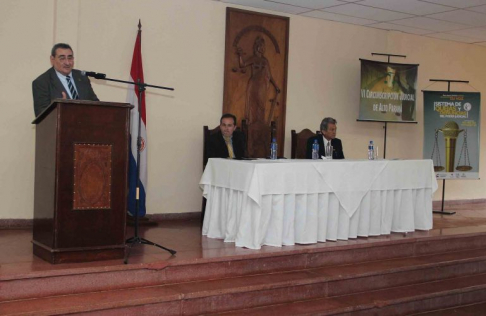 Momento en que el ministro de la máxima instancia judicial, doctor Antonio Fretes durante el curso sobre la lengua Guaraní