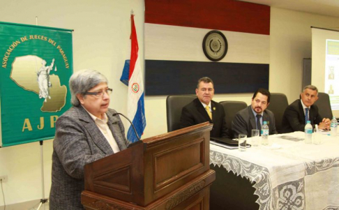 La doctora Valentina Núñez, responsable de la Asociación de Jueces del Paraguay, dio la bienvenida a los participantes de la jornada.