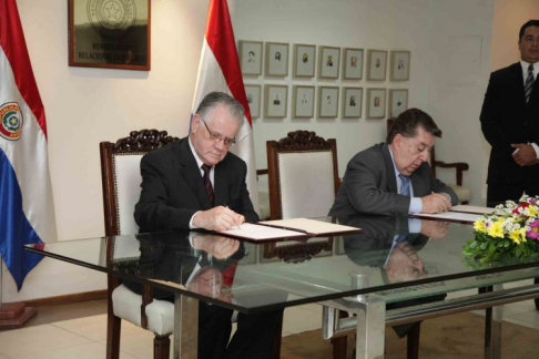 El presidente de la Corte Suprema de Justicia, doctor Víctor Manuel Núñez, y el ministro de Relaciones Exteriores, José Félix Fernández Estigarribia, firmando el Acta.