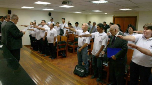 El ministro Miguel Oscar Bajac tomando el juramento de rigor a los nuevos facilitadores judiciales.