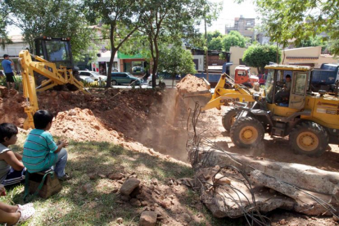 Niños observan el incesante trabajo de tractores en la Plaza Bernardino Caballero.