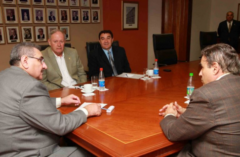 El presidente de la Corte, doctor Antonio Fretes, mantuvo una reunión con los titulares de la UIP y la ARP esta mañana.