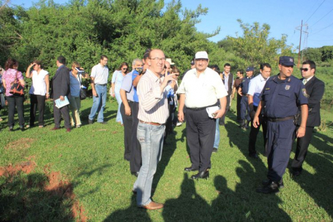 El presidente de la Corte Suprema, doctor Antonio Fretes, durante el recorrido que realizó la comitiva el viernes.