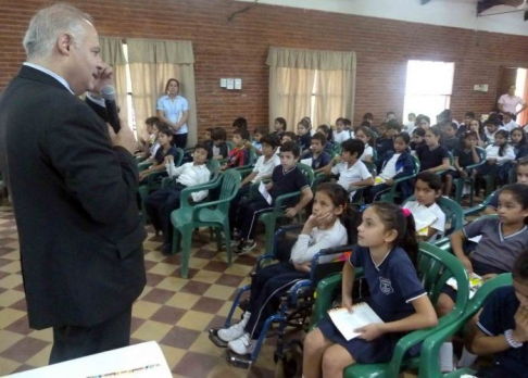 El ministro Luis María Benítez Riera instó a los alumnos a estudiar para sobresalir en la vida.