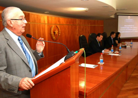 El ministro Miguel Oscar Bajac, durante su intervención en el curso.