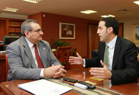 El presidente de la Corte, doctor Antonio Fretes, conversando con el director de Setama, Agustín Encina.