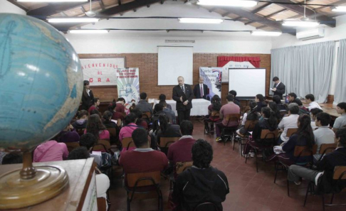 La charla educativa se llevó a cabo en la Bibiloteca del Colegio