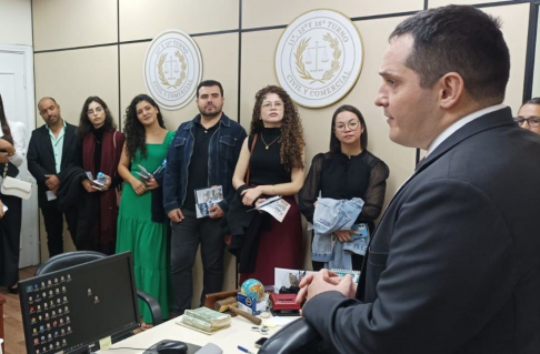 Visita guiada a estudiantes en la sede Judicial de Asunción.