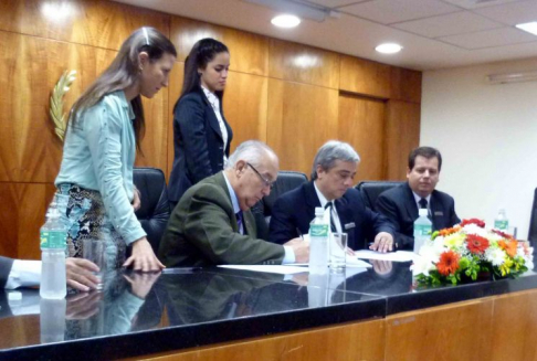 El acuerdo fue suscripto por el ministro de la Corte Suprema de Justicia doctor Miguel Bajac Albertini y el presidente de la Unión de Radiodifusoras del Paraguay, Alberto Riveros, además de otras autoridades.