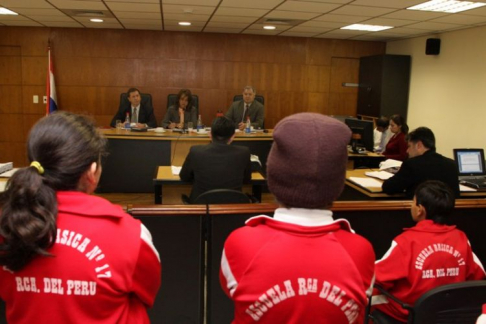 Niños del sexto grado de la Escuela República del Perú creen importante la labor judicial