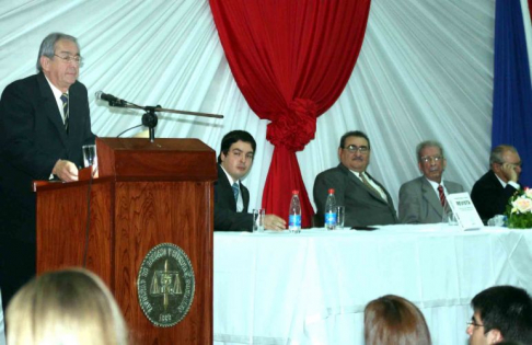 El ministro de la Corte Suprema de Justicia, doctor Raúl Torres Kirmser dirigiéndose al auditorio durante la presentación de su libro