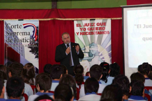 El ministro Luis María Benítez Riera explicó a  los estudiantes la función de los magistrados dentro del Poder Judicial