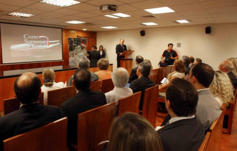 El presidente de la máxima instancia judicial, doctor Víctor Núñez durante la presentación del Sitio Web oficial del Poder Judicial