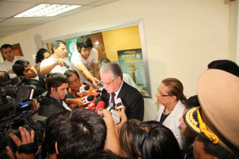 El presidente de la Corte Suprema de Justicia, doctor Vìctor Nùñez acompañado de la doctora Alicia Pucheta de Correa, durante la conferencia de prensa