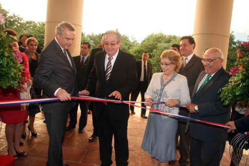 Momento de la habilitación a cargo del presidente de la Corte Suprema, Dr. José Raúl Torres Kirmser; la vicepresidenta segunda y ministra superintendenta de la Circuncripción Judicial de Itapúa, Dra. Gladys Bareiro de Módica; y el ministro Sindulfo Blanco