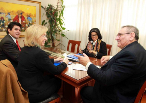 El presidente de la Corte Suprema de Justicia, doctor Antonio Fretes recibió a la nueva representante residente de las Naciones Unidas en Paraguay, Cecilia Ugaz, quien vino acompañada de su comitiva.