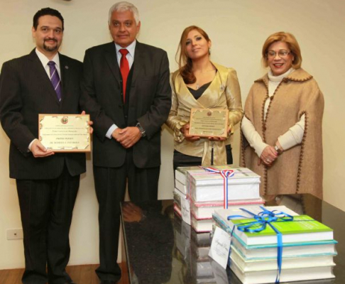 Los ganadores junto con la ministra Gladys Bareiro de Módica.