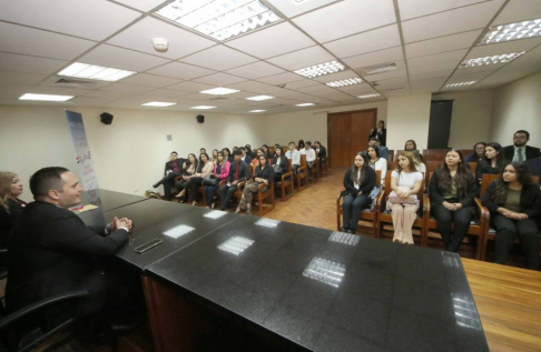 Alumnos de Universidad Columbia visitaron Palacio de Justicia de Asunción.