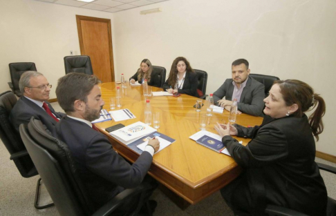 Reunión encabezada por la magistrada Silvana Luraghi, miembro del Tribunal de Apelaciones Especializado de la Capital y secretaria de la Oficina Técnica de Apoyo a la Justicia Penal, con representantes de la Unión Europea.