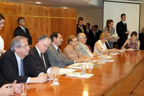 El doctor Víctor Núñez firmando el convenio por la Corte Suprema de Justicia.