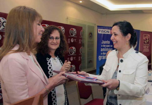 La camarista María Mercedes Buongermini en el momento que recibió el premio.