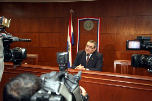 El ministro doctor Antonio Fretes durante la conferencia de prensa brindada en el Poder Judicial.