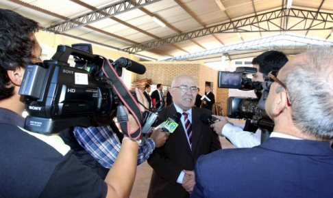 El ministro Sindulfo Blanco brindando detalles a los medios de comunicación sobre la visita carcelaria.