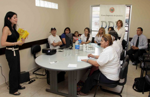 La abogada Nury Montiel dando la bienvenida a los participantes