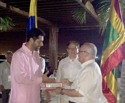 El ministro Miguel Óscar Bajac recibe las llaves de la ciudad colombiana Cartagena de Indias, de manos del alcalde mayor, Dionisio Vélez Trujillo.