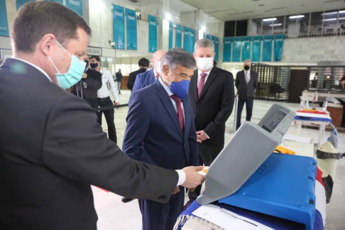 El presidente de la CSJ, doctor Alberto Martínez Simón, y los ministros César Diesel y Manuel Ramírez Candia, habilitaron oficialmente el stand de práctica de las máquinas de votación.