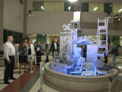 La escultura denominada “Laberinto de Huellas y Rastros” es apreciada por los invitados especiales.