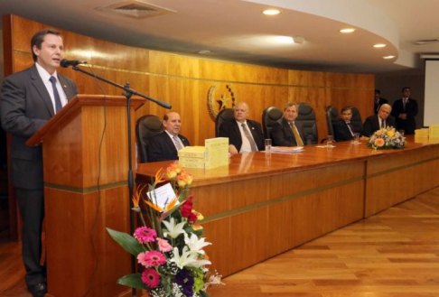 El ministro Martínez Simón señaló que el libro presentado, que trata de la teoría general de la responsabilidad civil.